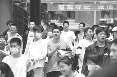 2023夏季高考,考生们陆续走出考场 记者 王晓峰 摄